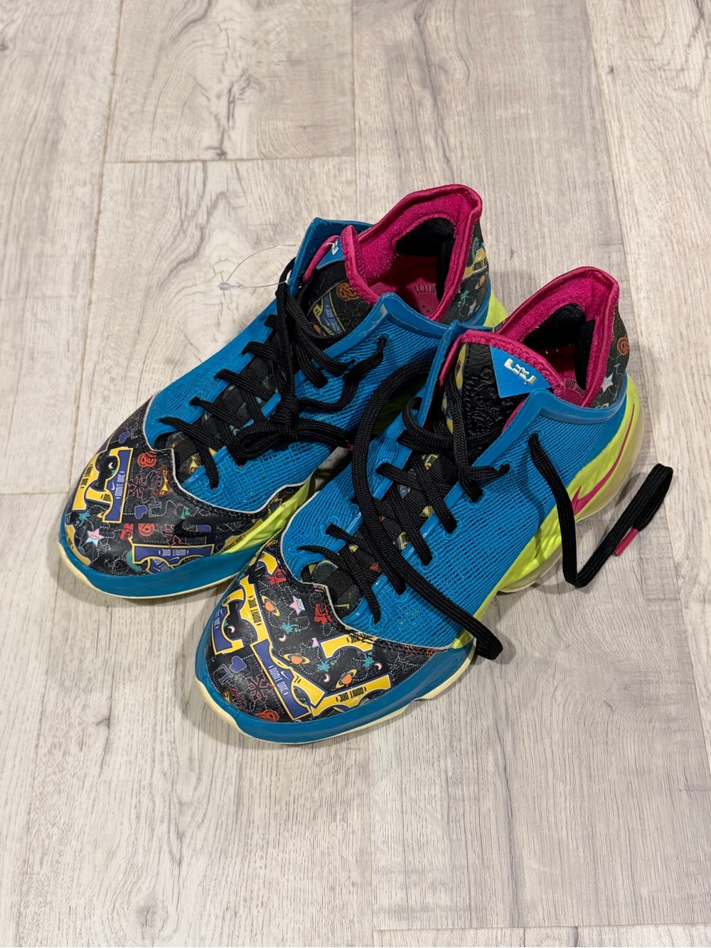 Nike Lebron 19 Low Lebronival sz 10 Multicolor Graphic Sneakers